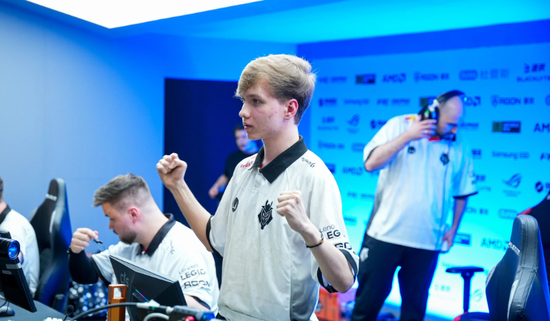 资讯枪林弹雨的沙滩上，一个人四处背着敌人，让队友向他开炮